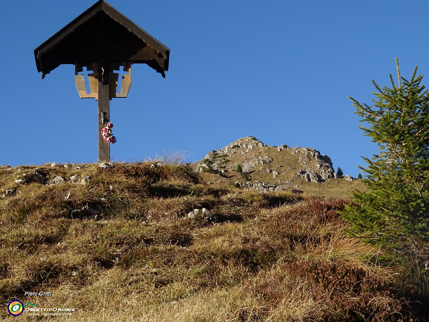 87 Il crocefisso del Passo di Graileggio (1690 m) con vista in cima Venturosa.JPG